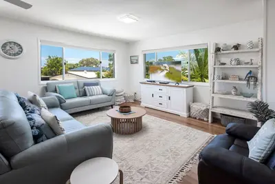 Image de Modern Urangan Beach House Close To Beach - CoastHM