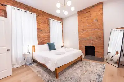 Image de Pet Friendly / Modern Touches / Walk to Bars