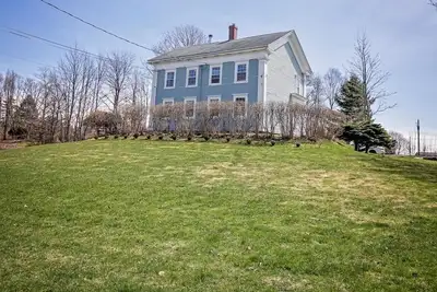 Image de Serena & Peaceful Heritage House in Historic Amherst, Nova Scotia with big yard.