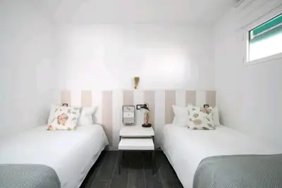 Image de Spacious and Stylish 3 Bedroom Apartment- 4min walk to beach