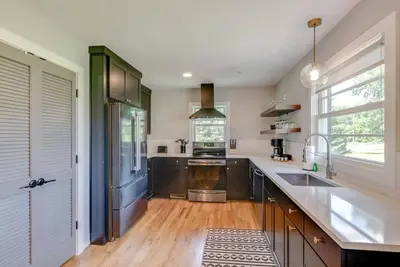 Image de Ultra Relaxing & Fun - Historic Franklin Bungalow