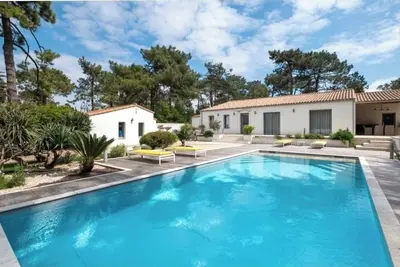 Image de Villa au cœur de la Pinède avec piscine chauffée, proche des plages.