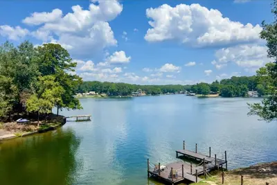 Image de Comfortable, newly remodeled modern 2 bedroom cabin located on Lake Hamilton.
