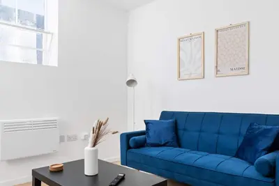 Image de Bright & Spacious Home | Free Parking | Sleeps 5!