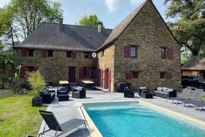 Image de Demeure 18 ème avec piscine pour 20 personnes au cœur d'un écrin de verdure.