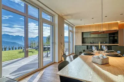 Image de Luxury House with Panoramic View, Hot Tub & Private Parking