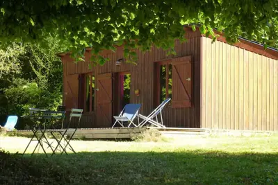 Cabane Limousine au bord de l'étang