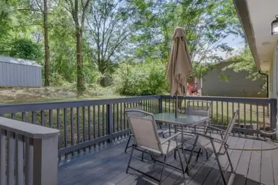 Image de Athens home w\/Deck-Near Sanford Stadium! ! !