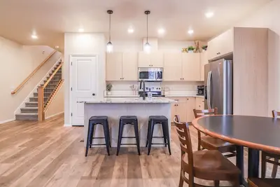 Image de Elgin Collective Townhome 102 | Sleeps 10| Heart of Caldwell