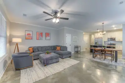 Image de New Townhome - Gated Parking, Dt/Midtown Close