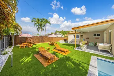 Image de Vintage Elegance Haven-Heated Pool-Pool Table