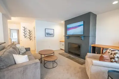 Image de Newly renovated ski in/ski out Mt. Snow condo at the base of Carinthia