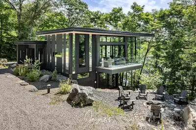 Image de Modern new 4 bed 3 bath cottage on Bruce Lake, Se Exposure, 370ft frontage