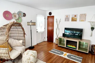 Image de Mid century + boho getaway on a quiet road in Godfrey. 2br, 1 Ba. WiFi included.