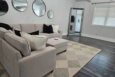 Image de This modern 4-Bedroom features a spacious interior and exquisite backyard.