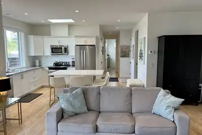 Image de Nestled in nature, enjoy this modern, private cottage! Pet Friendly. Free Pkg.
