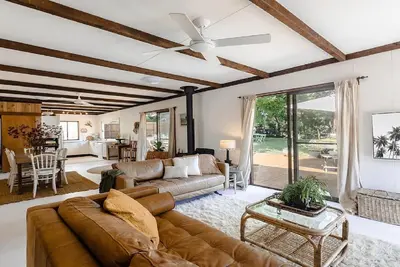 Image de Coastal vintage cottage brimming with character and charm just moments to  beaches, bay and cafes.