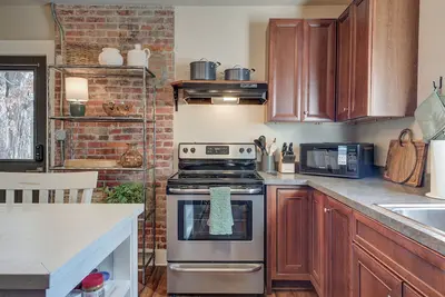 Image de Historic 1880s 2-bedroom Downtown Apartment