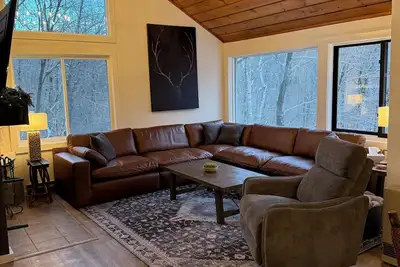 Image de Newly renovated 4 bed 2 bath w/pool and shuttle