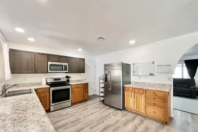 Image de Family-friendly 2-bedroom 2-bathroom home with fenced backyard, toys, Ac, WiFi