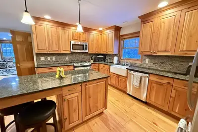 Image de Featuring hot tub, pool table and sauna!