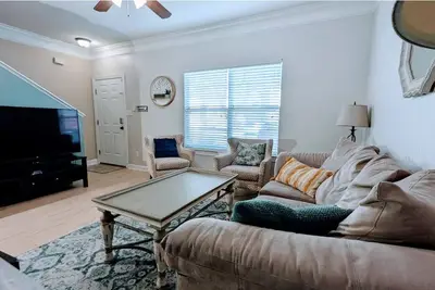 Image de Charming 3-bedroom townhome with WiFi, with fitness room and pool, near campus.