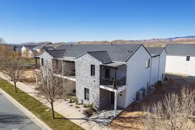 Image de Brand New Home! Two Pools, Two connected glorious homes