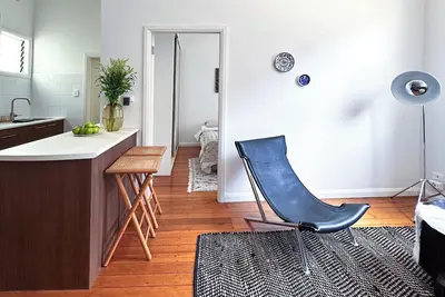 Image de Elegant Surry Hills Apartment: Steps to Cafes, City, & Sydney Icons