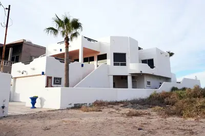 Image de 4 Bed 2. 5 Bath Casa Sirena By Fmi Rentals