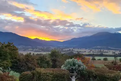 Image de \"View 180\" - magnificent mountain and valley views.