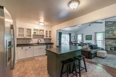 Image de 10 Min. Drive From Tournament! WiFi, Parking for 3! Fire Pit! Tv's In All Rooms!