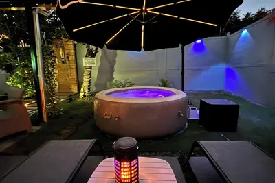 Image de Outdoor Paradise with Jacuzzi, Fire Pit, Projector