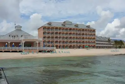 Image de Charming 1-bedroom beach front suite located at Morritt's Tortuga resort.