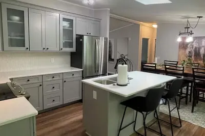 Image de This newly-renovated home is just a 6-minute walk from the Six Mile Lake beach!