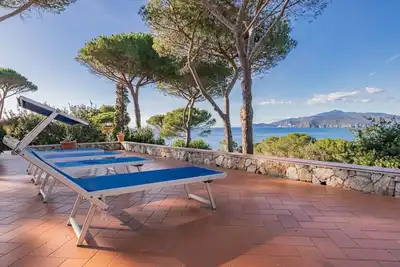 Villa with private access to the beach