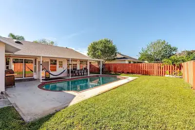 Image de Luxurious 6-bedroom house with Heated Pool & Patio minutes from Wef.