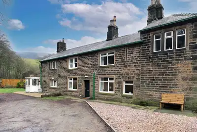 Image de Dovestone Cottage, pet friendly, with open fire in Greenfield