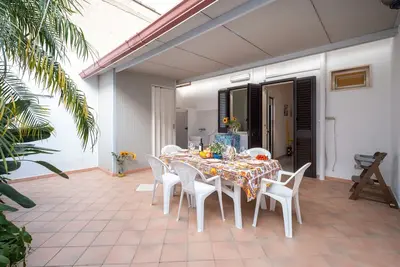Image de Maison de vacances 'Villetta Fronte Mare White Beach' avec jardin privé et climatisation