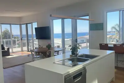 Image de Wadjiid Yarra (Beach Cave). The perfect getaway for a retreat with ocean views.