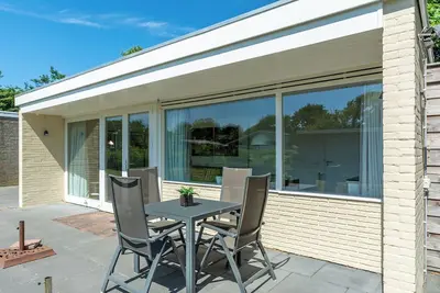 Image de Modern and stylish vacation bungalow in the car-free Garnekuul park in Callantsoog