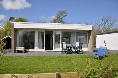 Image de Modern and stylish vacation bungalow in the car-free Garnekuul park in Callantsoog