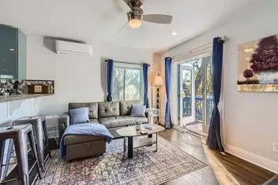 The Higher Grounds - Poolhouse near the Georgetown Square!