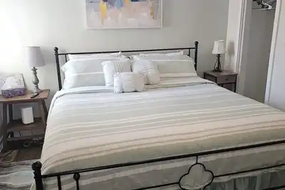 Image de Charming 2-bedroom apartment with Ac, Wifi, Security Cameras at entrances.