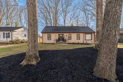 Image de New! -4500 sqft Luxurious/Upscale Mountain style in South Clt-2 Master-\n5 Kings!