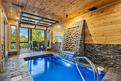Image de Private Indoor Pool • Luxury Lodge • Theater, Firepit