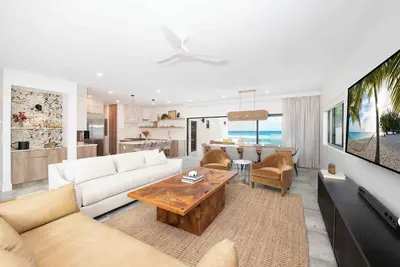 Image de Halcyon Point: New Luxurious Oceanfront Villa w/ Pool, Spa + Tanning Terrace