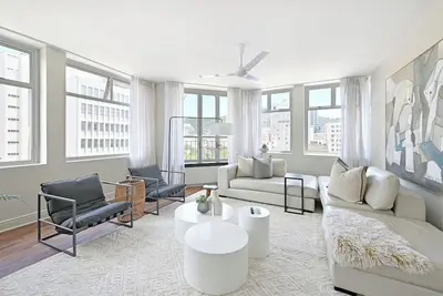 Image de Elevated Luxury 2-Bed Apartment with Elevator Access