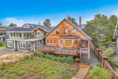 Located alongside Seaside’s beloved Promenade, overlooking a sandy stretch of be