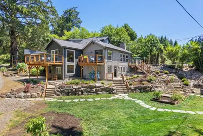 Image de Studio w/h FirePit, Mountain, River Views