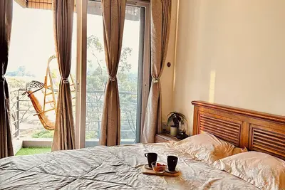 Image de Bliss Retreat-cozy studio w/pvt balcony & a swing!